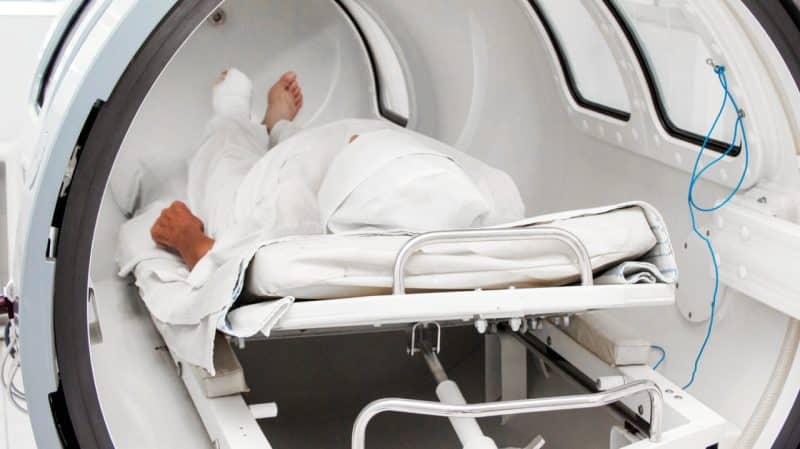 Doctor explaining the side effects of hyperbaric oxygen therapy to a patient.